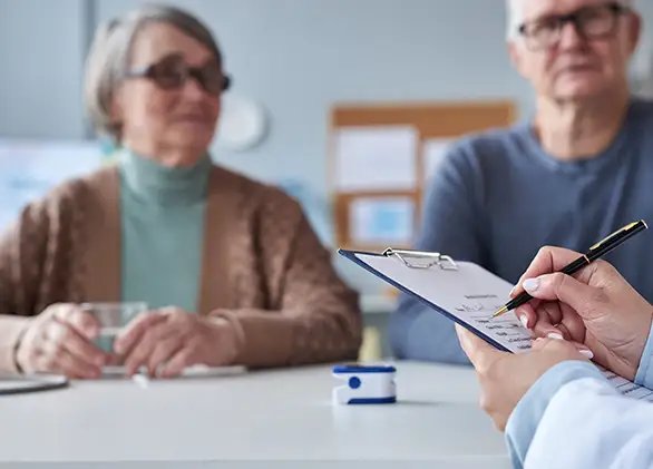Beratungsgespräch mit älterem Paar